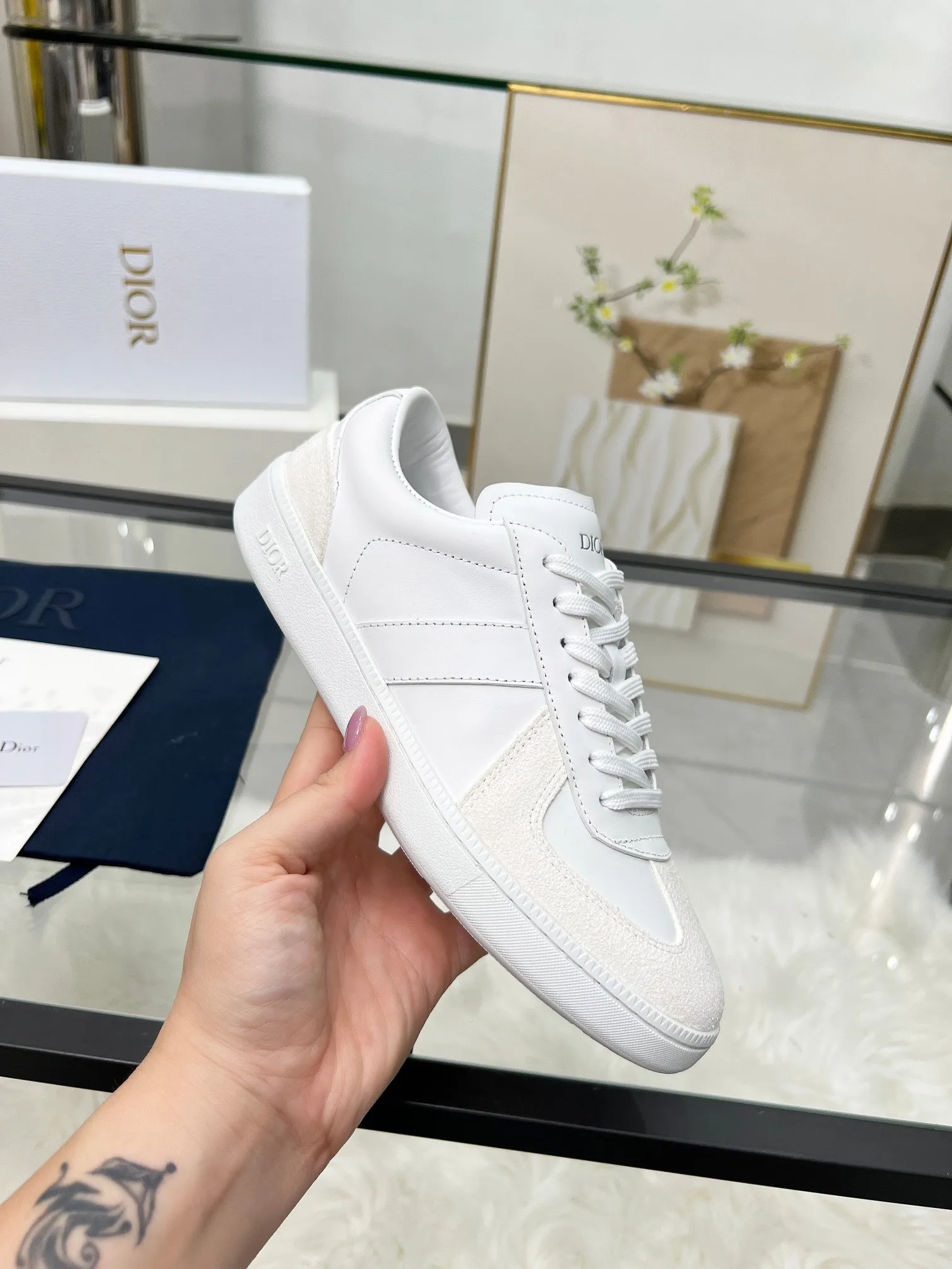 👟👟Ex-factory price 460👟👟Male size +10 correct✅ version. 𝐃𝐢𝐨𝐫 𝟮𝟱𝐏𝐫𝐞-𝐅𝐚𝐥𝐥 𝐁𝐞𝐫𝐥𝐢𝐧 𝟬𝟭 Dior B01 couple casual moral training shoes white shoes sneakers late 90s fashion brand Maison Margiela purchased GAT in large quantities and gave them a makeover. This shoe type of De Xun officially started its fashion journey. Original: Top layer of cowhide, cowhide lining, original outsole Size: 35-45 (40 for women, 45 for men, custom made, non-refundable)